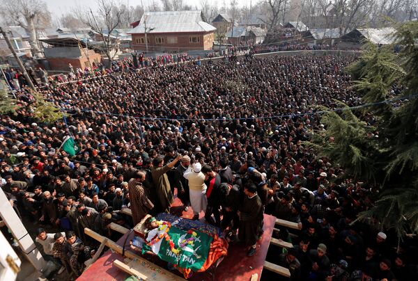 Люди молятся на похоронах Райеда Ахмада Вани в деревне Беллоу на юге Кашмира. Райед Ахмад Вани был убит в Падгампоре во время столкновения с индийскими силами безопасности - Sputnik Молдова