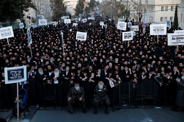В Иерусалиме тысячи ортодоксов протестуют против призыва в армию. Акция протеста проводится в связи с арестами и признании дезертирами нескольких ультраортодоксов за неявку на призывные пункты - Sputnik Молдова