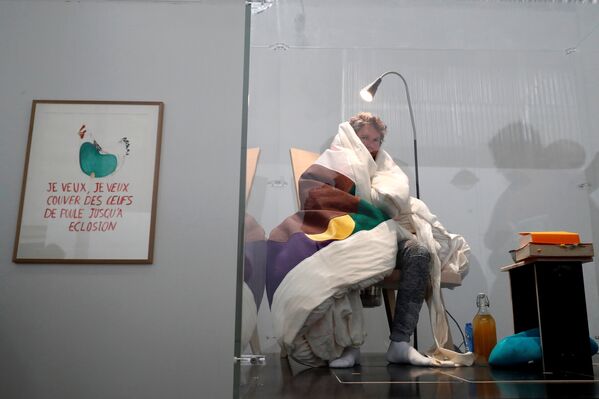 Французский художник Авраам Пуаншеваль в виварии в первый день его перформанса в попытке инкубации куриных яиц. Этот процесс занимает от 21 до 26 дня. Музей Palais de Tokyo в Париже, Франция - Sputnik Молдова