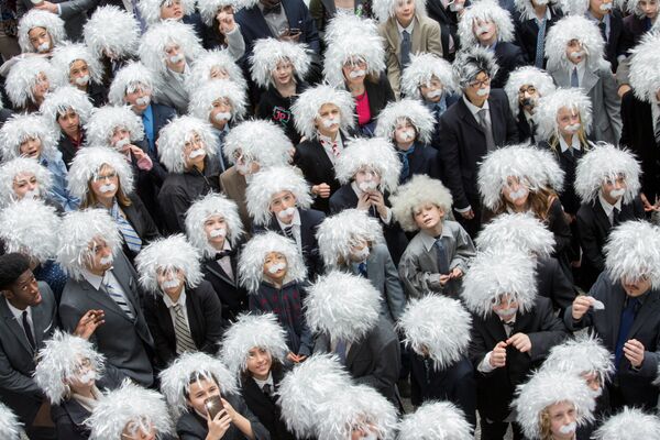 Участники соревнования Будущий Эйнштейн установили мировой рекорд Гиннеса, собрав 404 человека, одетых как Альберт Эйнштейн, в целях развития новаторства и свободного мышления в Торонто, Канада - Sputnik Молдова