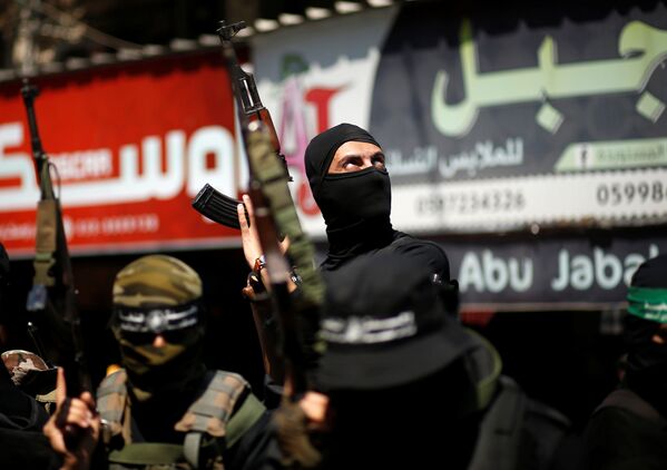Палестинские члены вооруженного крыла ХАМАС участвуют в похоронах старшего боевика Мазен Фукаха в городе Газа - Sputnik Молдова