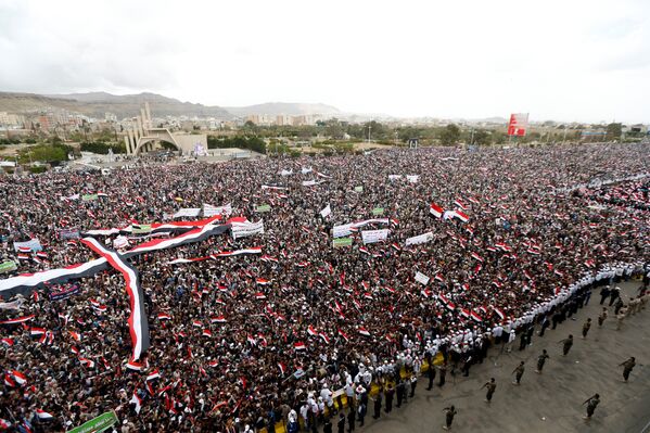 Сторонники движения Хути и бывший президент Йемена Али Абдалла Салех участвуют в совместном митинге, посвященном двум годам военной интервенции со стороны саудовской коалиции в Сане, Йемен - Sputnik Молдова