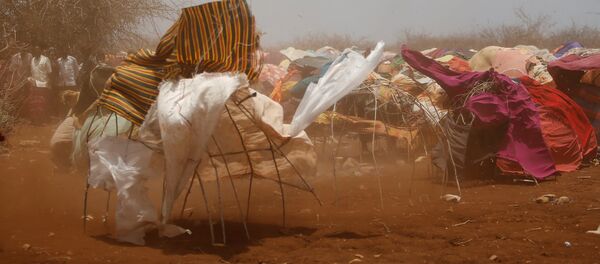 Пыльная буря проходит через временные лагеря в Байдоа, к западу от столицы Сомали Могадишо - Sputnik Moldova