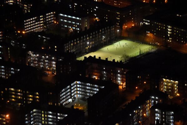 Люди играют ночью в футбол в центре Лондона - Sputnik Молдова