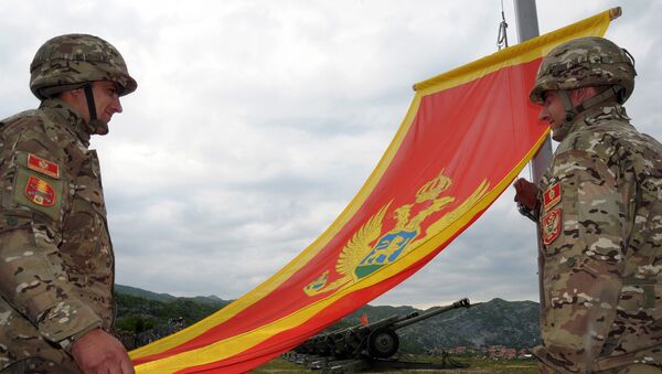 Montenegrin Army soldiers fire artillery look at the Montenegro flag during preparations on the eve of Independence day, on May 20, 2010 in Cetinje - Sputnik Moldova-România