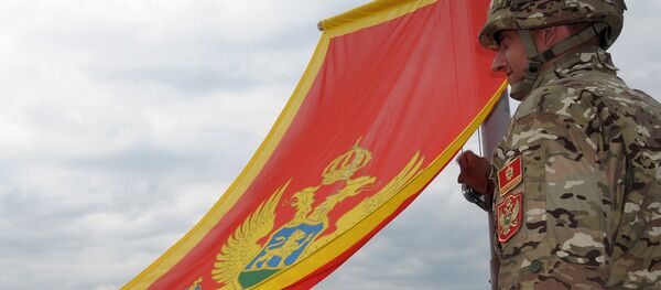 Montenegrin Army soldiers fire artillery look at the Montenegro flag during preparations on the eve of Independence day, on May 20, 2010 in Cetinje - Sputnik Moldova-România