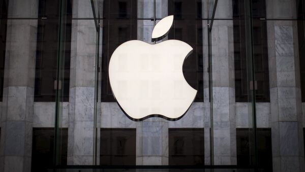 Логотип компании Apple над входом в магазинн 5-й Авеню в Нью-Йорке - Sputnik Молдова