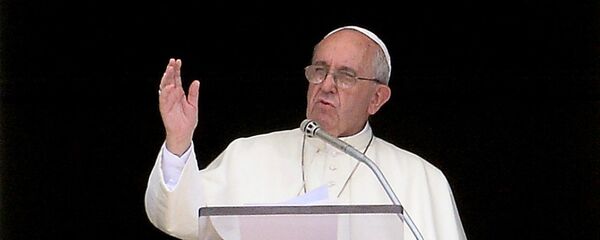 Pope Francis delivers his speach as he leads the sunday Angelus prayer from the window of his study overlooking St. Peter's Square at the Vatican on September 6, 2015 Pope Francis delivers his speach as he leads the sunday Angelus prayer from the window of his study overlooking St. Peter's Square at the Vatican on September 6, 2015 - Sputnik Moldova-România