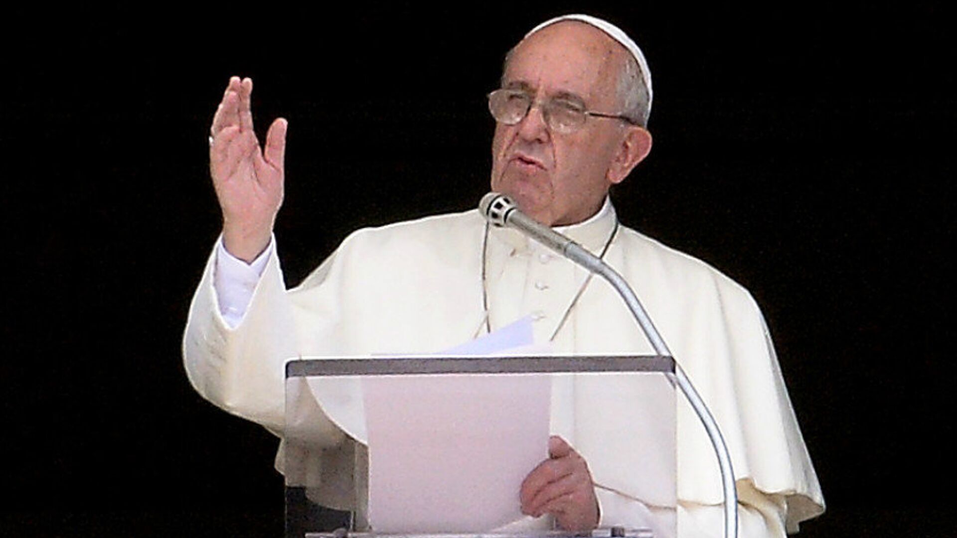 Pope Francis delivers his speach as he leads the sunday Angelus prayer from the window of his study overlooking St. Peter's Square at the Vatican on September 6, 2015 - Sputnik Moldova-România, 1920, 01.05.2023
