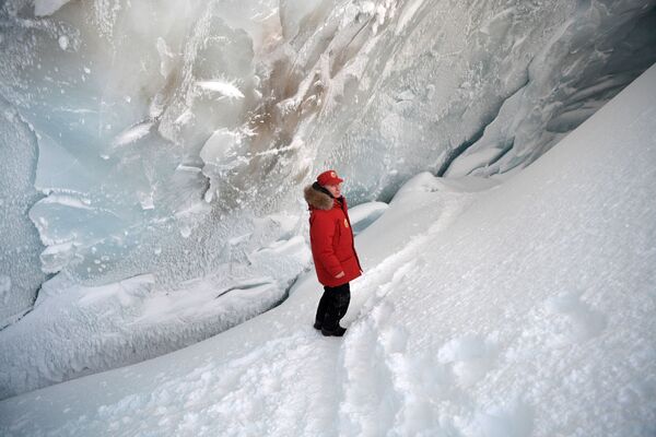 Президент РФ Владимир Путин во время посещения пещеры Ледника полярных летчиков на острове Земля Александры архипелага Земля Франца-Иосифа - Sputnik Молдова