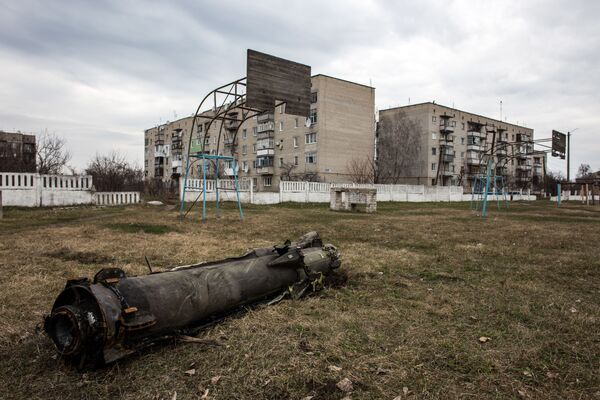 Останки сгоревшей ракеты во дворе жилого дома, пострадавшего в результате пожара на военных складах боеприпасов в Харьковской области - Sputnik Молдова