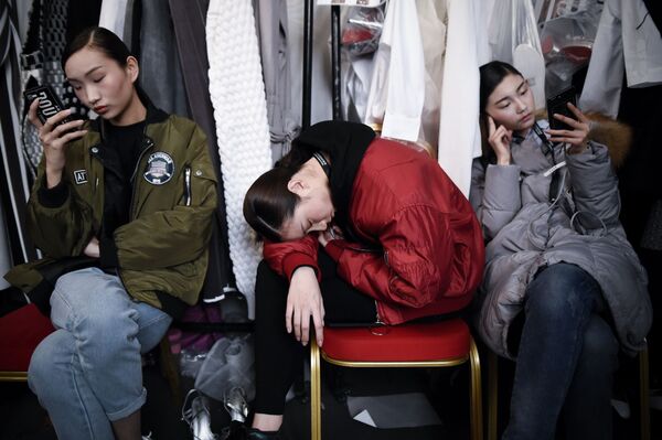 Модели отдыхают за кулисами на Неделе моды в Пекине - Sputnik Молдова