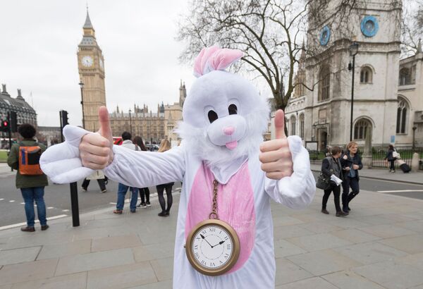 Человек в костюме Белого Кролика у здания Парламента в Лондоне во время акции протеста против выхода Великобритании из Европейского Союза - Sputnik Молдова