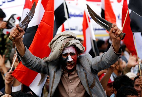 Мужчина размахивает кинжалами во время празднования годовщины военного вмешательства коалиции под руководством Саудовской Аравии в Сане, Йемен - Sputnik Молдова