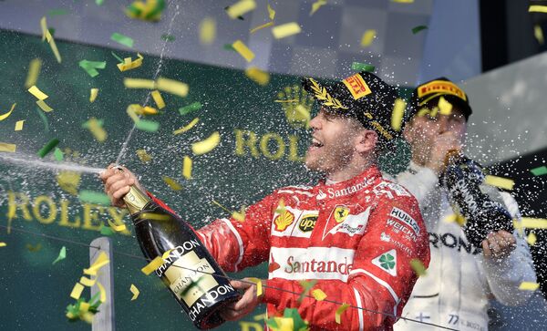 Немецкий пилот Ferrari Себастьян Феттель празднует победу в Гран-при Австралии в Мельбурне - Sputnik Молдова