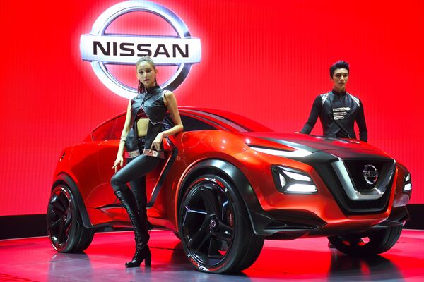 Модели представляют концепт-кар Nissan Gripz на пресс-показе Сеульского автосалона - Sputnik Молдова
