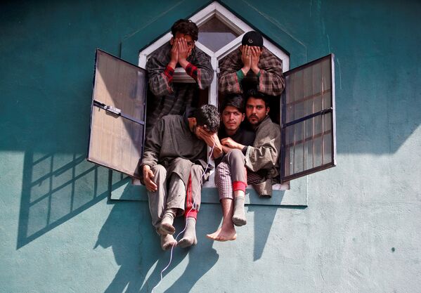 Люди в окне мечети во время похорон в южном Кашмире - Sputnik Молдова