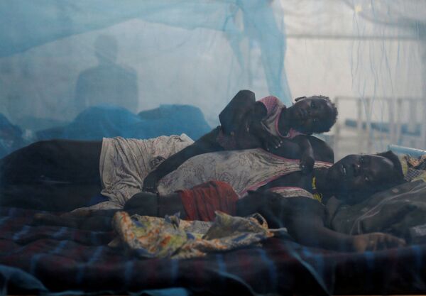 Женщина со своими детьми в педиатрическом отделении больницы Medecins Sans Frontieres миссии ООН в Южном Судане - Sputnik Молдова
