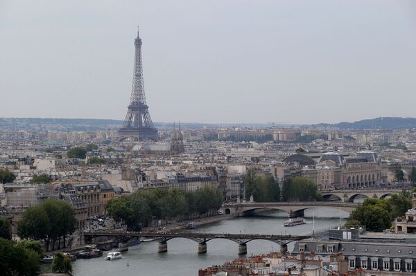 Эйфелева башня над рекой Сена в Париже - Sputnik Молдова