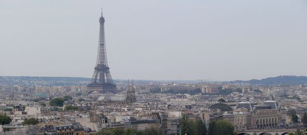 Эйфелева башня над рекой Сена в Париже - Sputnik Moldova-România
