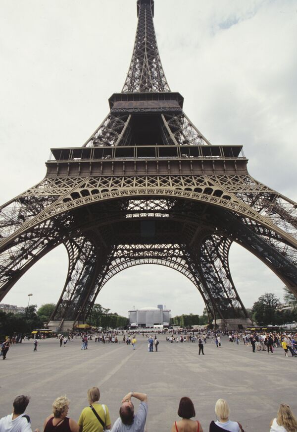 Фрагмент Эйфелевой башни в Париже - Sputnik Молдова