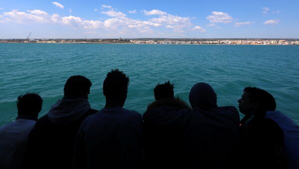 Мигранты впервые видят Европу, находясь на борту бывшего рыболовецкого траулера Гольфо Адзурро, в порту Поццалло на Сицилии - Sputnik Молдова