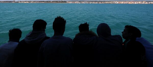 Мигранты впервые видят Европу, находясь на борту бывшего рыболовецкого траулера Гольфо Адзурро, в порту Поццалло на Сицилии - Sputnik Молдова