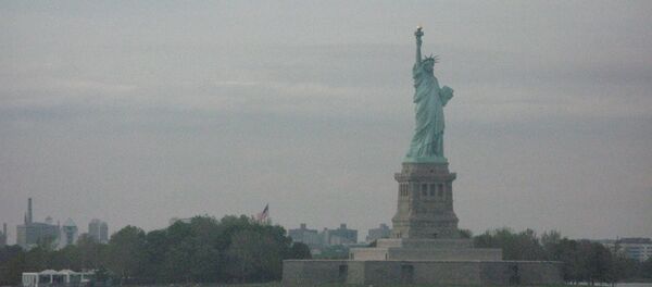 Статуя Свободы на берегу Гудзона Статуя Свободы на берегу Гудзона - Sputnik Moldova-România