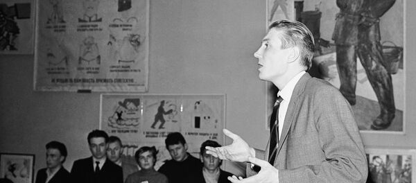 Выступление поэта Евгения Евтушенко в Литературном музее Выступление поэта Евгения Евтушенко в Литературном музее - Sputnik Молдова