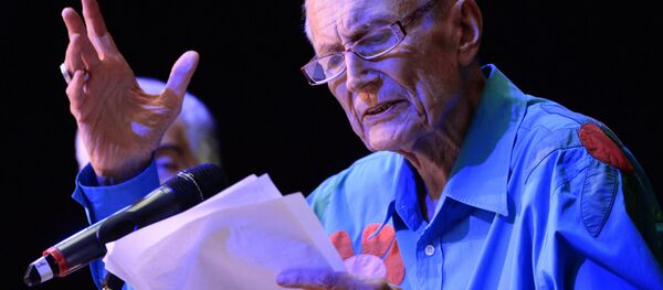 Поэт Евгений Евтушенко на творческом вечере, посвященном дню рождения поэта и выходу 12-томного собрания его сочинений, в Культурном центре ЗИЛ в Москве. Поэт Евгений Евтушенко на творческом вечере, посвященном дню рождения поэта и выходу 12-томного собрания его сочинений, в Культурном центре ЗИЛ в Москве. - Sputnik Молдова