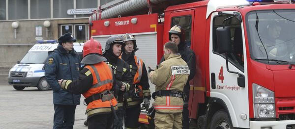 Сотрудники МЧС России у станции мтеро Сенная площадь после взрывов на станциях метро в Санкт-Петербурге, 3 апреля 2017 года Сотрудники МЧС России у станции мтеро Сенная площадь после взрывов на станциях метро в Санкт-Петербурге, 3 апреля 2017 года - Sputnik Молдова