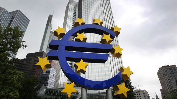 The Euro logo is pictured in front of the former headquarter of the European Central Bank (ECB) in Frankfurt am Main, western Germany, on July 20, 2015. - Sputnik Moldova-România