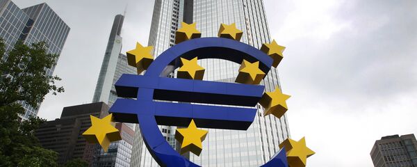 The Euro logo is pictured in front of the former headquarter of the European Central Bank (ECB) in Frankfurt am Main, western Germany, on July 20, 2015. - Sputnik Moldova-România