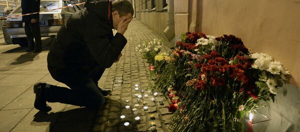 Мужчина у станции метро Технологический институт в Санкт-Петербурге - Sputnik Молдова