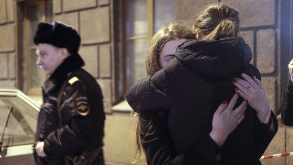 Девушки у станции метро Технологический институт в Санкт-Петербурге - Sputnik Moldova