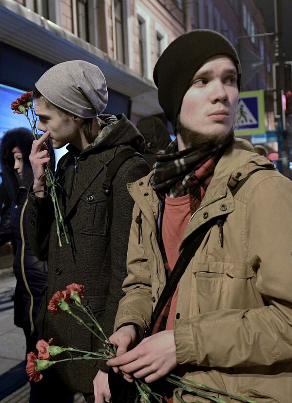 Люди возлагают цветы рядом со станцией метро Технологический институт в память о погибших в результате взрыва в метрополитене Санкт-Петербурга - Sputnik Молдова