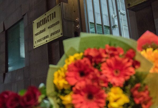 Цветы у посольства РФ в Ереване в память о погибших в результате взрыва в метрополитене Санкт-Петербурга - Sputnik Молдова