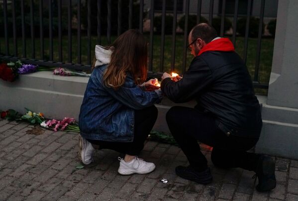Люди зажигают свечи у посольства России в Риге в память о погибших в результате взрыва в метро Санкт-Петербурга - Sputnik Молдова