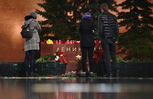 Молодые люди возлагают цветы к мемориалу города Ленинград на Аллее Городов-героев в Москве в память о погибших в результате взрыва в метрополитене Санкт-Петербурга - Sputnik Молдова