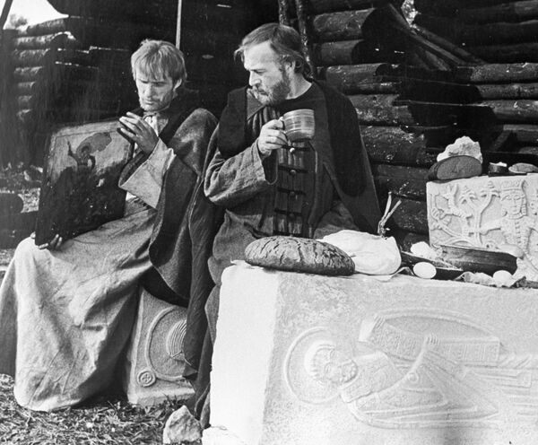 Анатолий Солоницын (слева) в роли Андрея Рублева и актер Николай Гринько в роли Даниила Черногов фильме Андрей Рублев - Sputnik Молдова