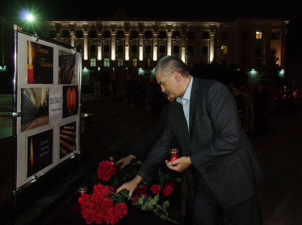 Președintele Republicii Crimeea, Serghei Aksionov, depune flori în piața Lenin din Simferopol în memoria victimelor atacului terorist din Sankt Petersburg. - Sputnik Moldova