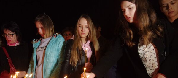 Участники акции памяти по погибшим в результате взрыва в метрополитене Санкт-Петербурга на площади Ленина в Симферополе - Sputnik Moldova-România