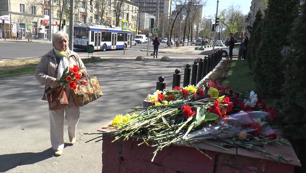 Цветы у посольства: Молдова скорбит вместе с Россией - Sputnik Молдова