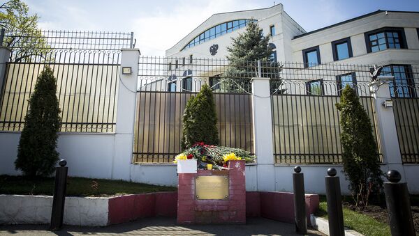 возложение цветов у Посольства Российской Федерации - Sputnik Moldova