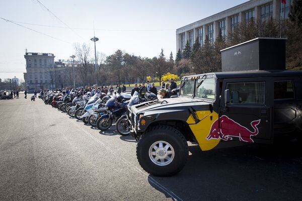 Участники открытия мотосезона собрались сперва на центральной площади Кишинева - Sputnik Молдова