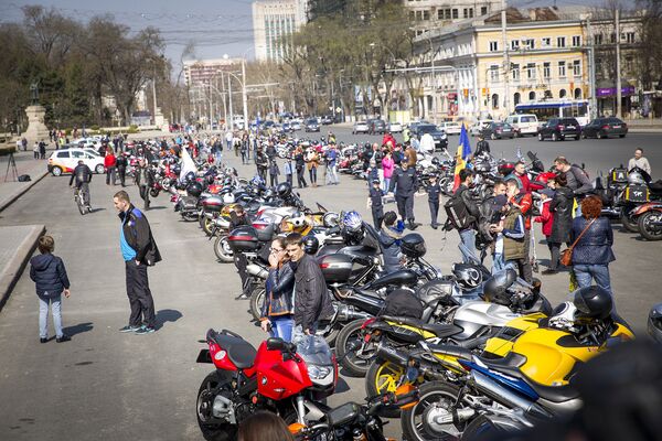 Гости с интересом рассматривают мотоциклы. - Sputnik Молдова