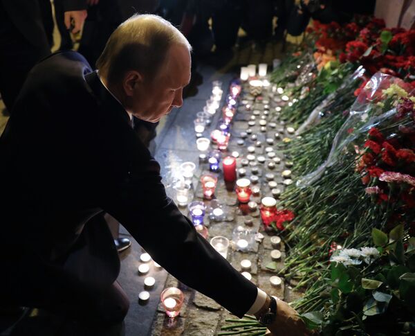 Președintele Rusiei, Vladimir Putin, depune flori la stația de metrou „Tehnologhiceski Institut” din Sankt Petersburg. - Sputnik Moldova-România