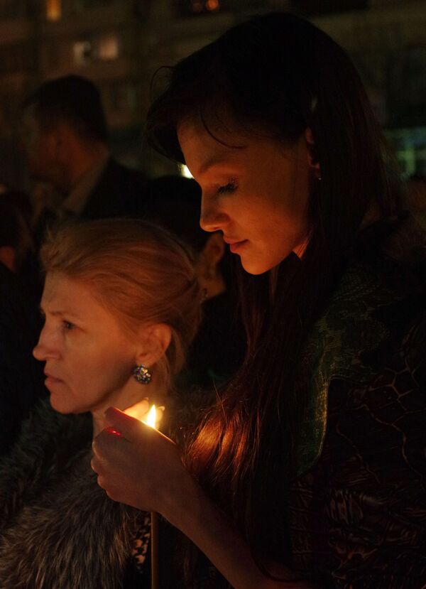 O participantă la acțiunea de comemorare a victimelor exploziei de la metroul din Sankt Petersburg, care a avut loc în piața Lenin din Simferopol. - Sputnik Moldova-România
