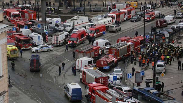 Машины чрезвычайных служб, полиция и спасатели у станции метро Технологический институт в Санкт-Петербурге, где произошел взрыв - Sputnik Moldova