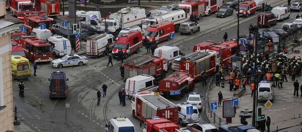 Машины чрезвычайных служб, полиция и спасатели у станции метро Технологический институт в Санкт-Петербурге, где произошел взрыв - Sputnik Молдова